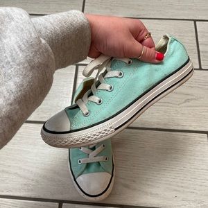 Converse Sz 5.5 women’s